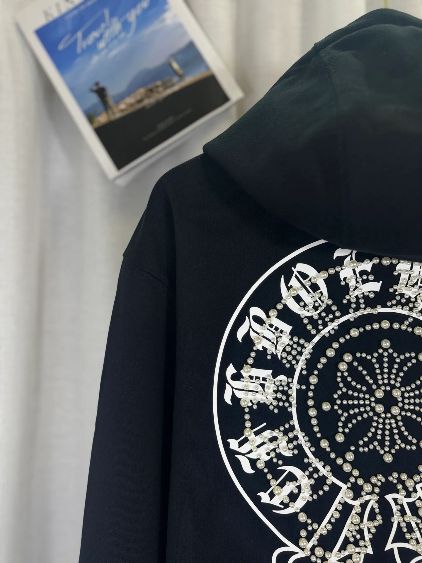 P350 top version, real shot without P, ​​different from market currency) 𝗖𝗵𝗿𝗼𝗺𝗲 𝗛𝗲𝗮𝗿𝘁𝘀/Cro Heart 2025 Compass Pearl Embroidery Autumn and Winter New Original Single Counter American Laser Burnt 3D Three-dimensional Appliqué Pearl Couple Casual Cardigan Sweatshirt 👑The highest version! Customized fabric 480g tripe terry fabric! American acid-washed and distressed original fabric, laser burning + patch embroidery, exquisite embroidery of letters! The best-selling model in the counter, very comfortable to wear. Accessories: original molded and authenticated collar label➕100% silk wash label. Genuine purchase-grade original hangtag➕matching hanging rope➕3D hanging beads➕original packaging bag. Craftsmanship: The original version has consistent wiring! The highest version of the armhole matching technique! Color: Beige Black Size: S M L XL Style No.: 25-353